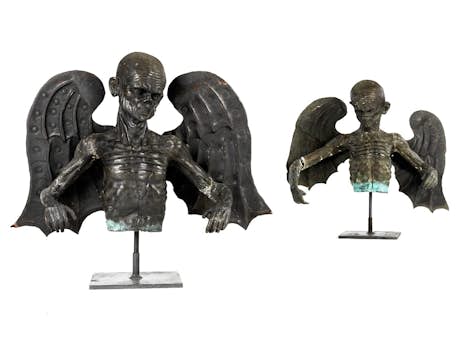 Bronzefiguren in Gestalt geflügelter Dämonen 